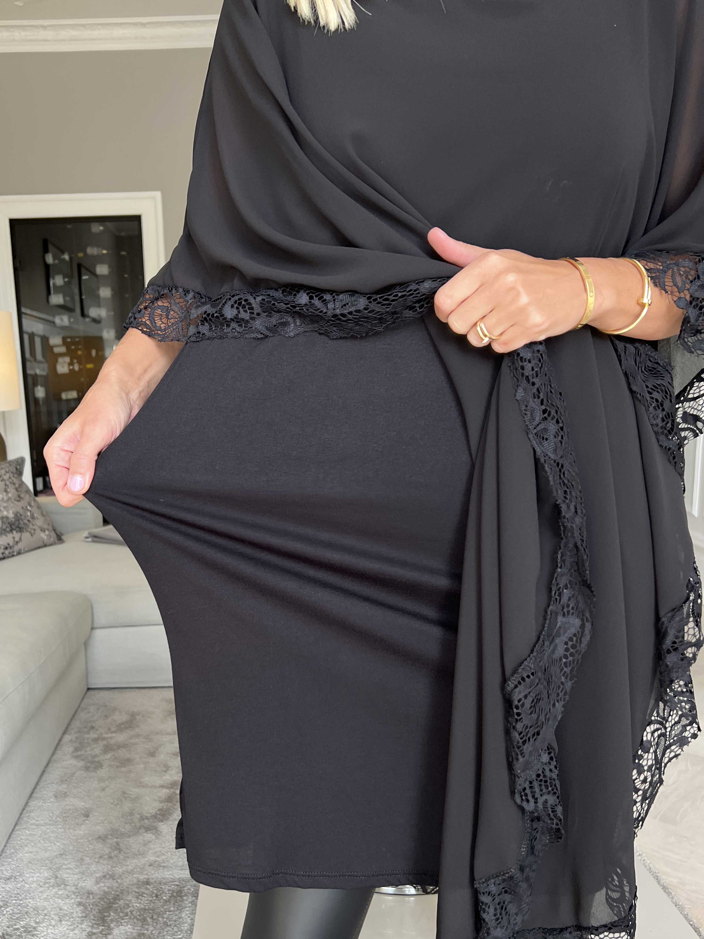 Kenya Edge - Tunikaklänning med chiffonglager och spetskant